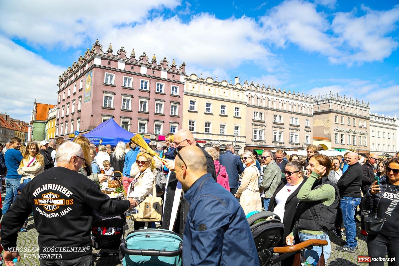 Zdjęcie w galerii na portalu naszraciborz.pl: Wspólna modlitwa, święcenie pokarmów, zapach pysznego żurku i rodzinna atmosfera na raciborskim Rynku [FOTO i WIDEO] wiadomości z regionu