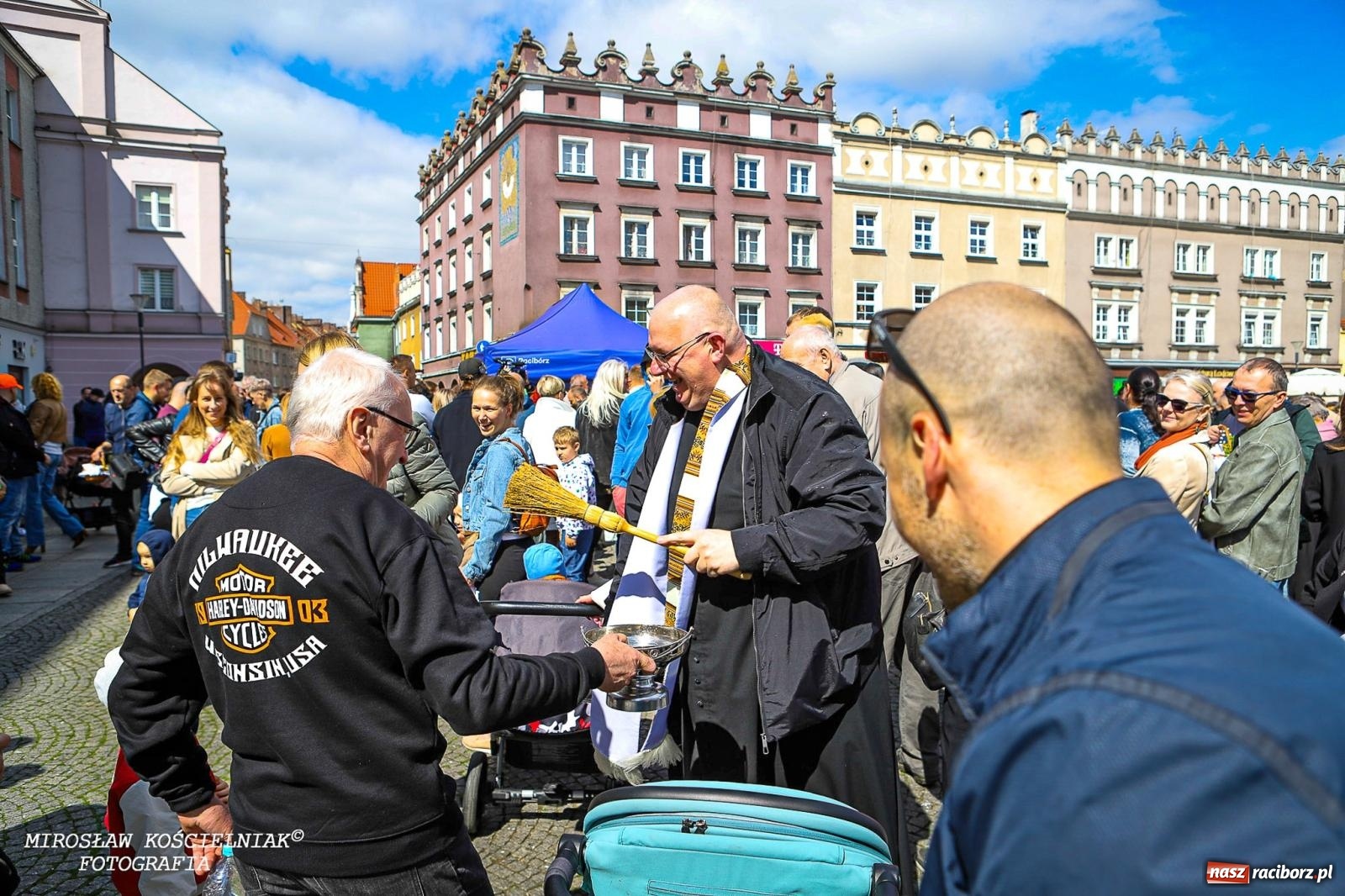 Zdjęcie w galerii na portalu naszraciborz.pl: Wspólna modlitwa, święcenie pokarmów, zapach pysznego żurku i rodzinna atmosfera na raciborskim Rynku [FOTO i WIDEO] wiadomości z regionu