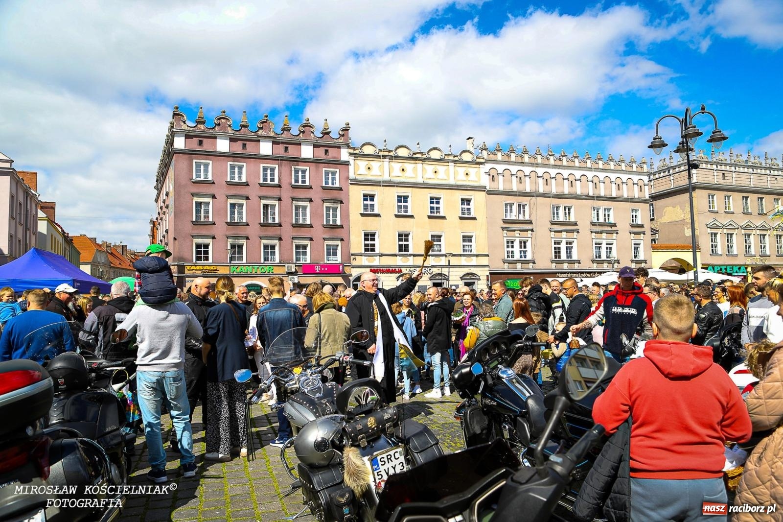 Zdjęcie w galerii na portalu naszraciborz.pl: Wspólna modlitwa, święcenie pokarmów, zapach pysznego żurku i rodzinna atmosfera na raciborskim Rynku [FOTO i WIDEO] wiadomości z regionu