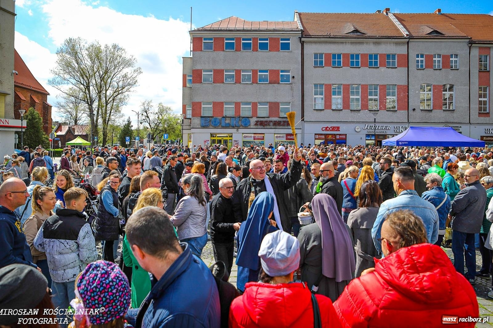 Zdjęcie w galerii na portalu naszraciborz.pl: Wspólna modlitwa, święcenie pokarmów, zapach pysznego żurku i rodzinna atmosfera na raciborskim Rynku [FOTO i WIDEO] wiadomości z regionu