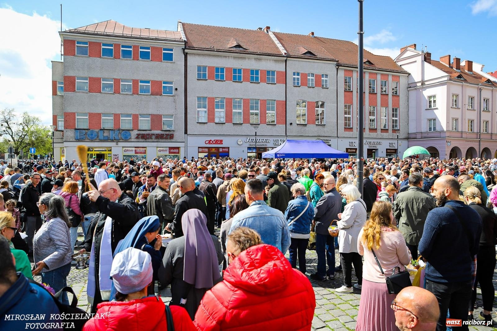 Zdjęcie w galerii na portalu naszraciborz.pl: Wspólna modlitwa, święcenie pokarmów, zapach pysznego żurku i rodzinna atmosfera na raciborskim Rynku [FOTO i WIDEO] wiadomości z regionu