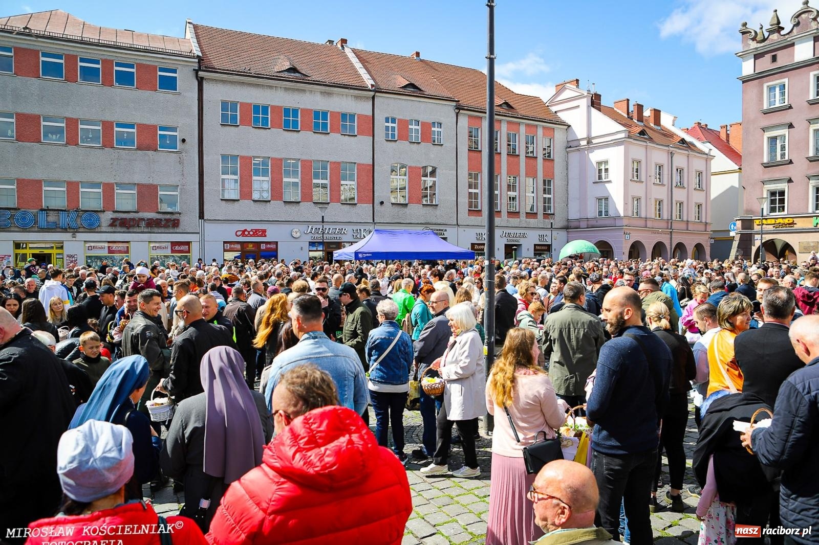 Zdjęcie w galerii na portalu naszraciborz.pl: Wspólna modlitwa, święcenie pokarmów, zapach pysznego żurku i rodzinna atmosfera na raciborskim Rynku [FOTO i WIDEO] wiadomości z regionu
