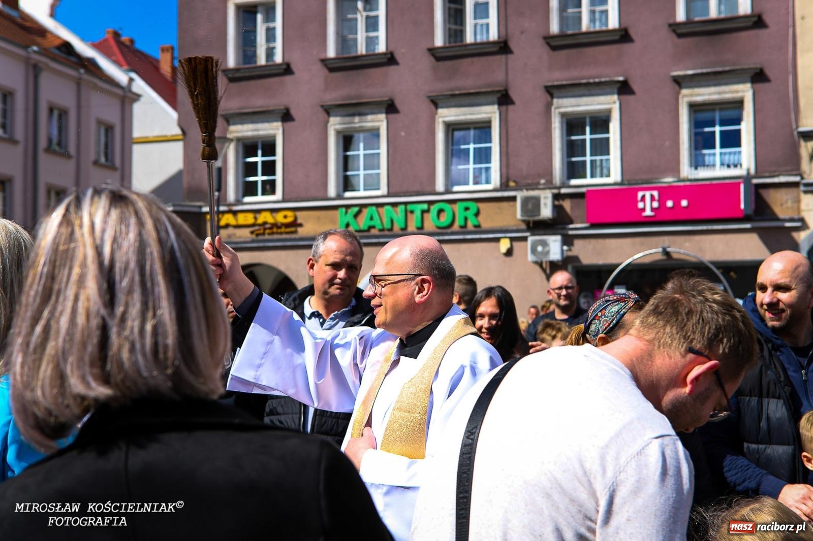 Zdjęcie w galerii na portalu naszraciborz.pl: Wspólna modlitwa, święcenie pokarmów, zapach pysznego żurku i rodzinna atmosfera na raciborskim Rynku [FOTO i WIDEO] wiadomości z regionu