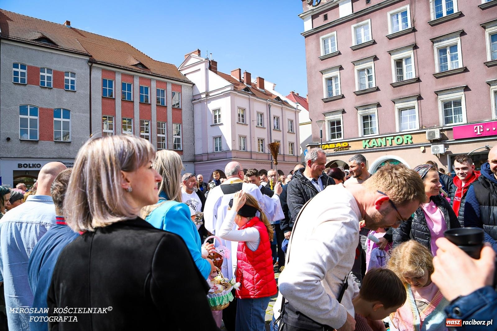 Zdjęcie w galerii na portalu naszraciborz.pl: Wspólna modlitwa, święcenie pokarmów, zapach pysznego żurku i rodzinna atmosfera na raciborskim Rynku [FOTO i WIDEO] wiadomości z regionu