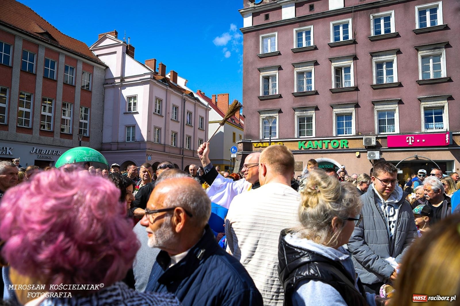Zdjęcie w galerii na portalu naszraciborz.pl: Wspólna modlitwa, święcenie pokarmów, zapach pysznego żurku i rodzinna atmosfera na raciborskim Rynku [FOTO i WIDEO] wiadomości z regionu