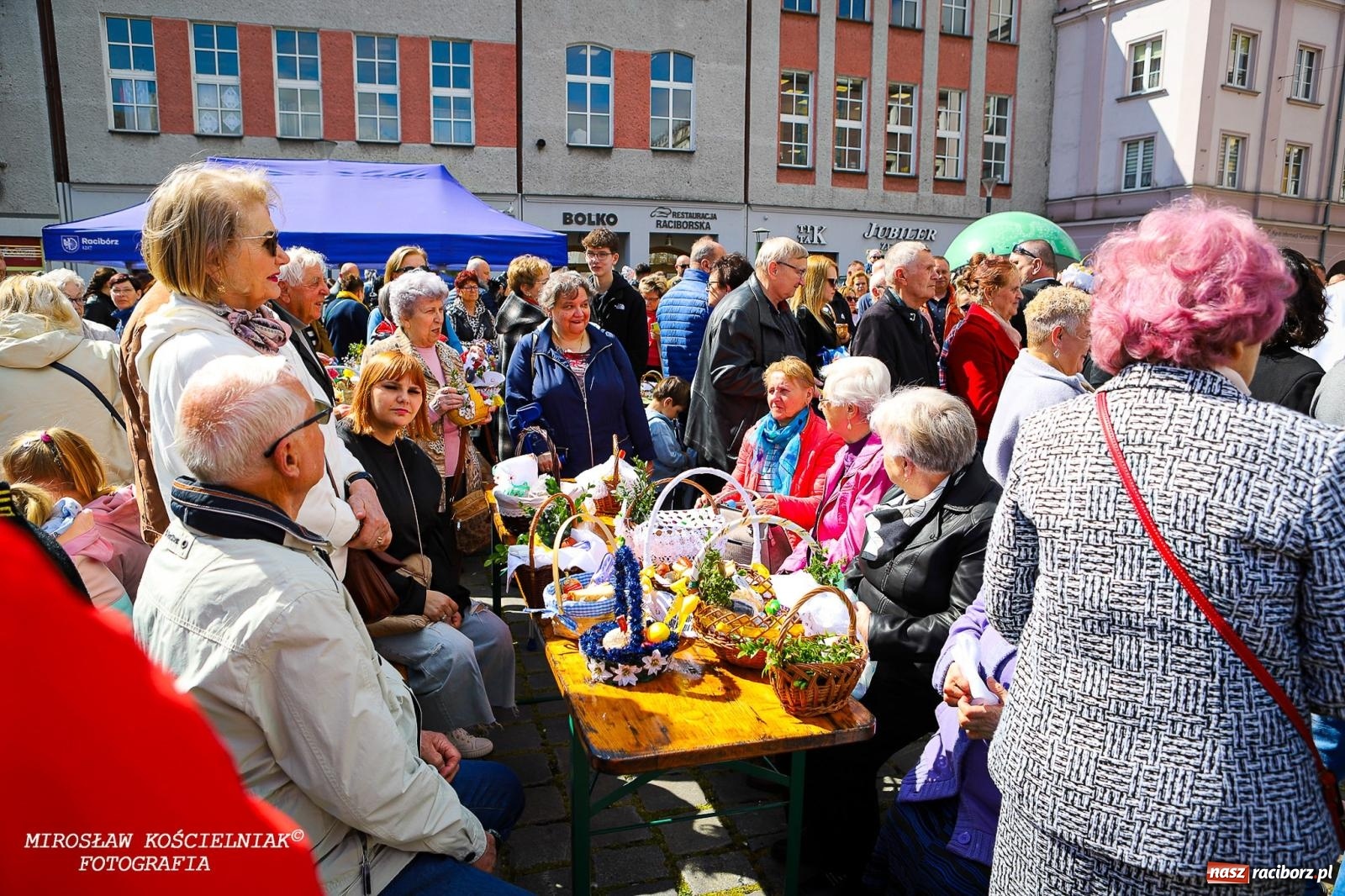 Zdjęcie w galerii na portalu naszraciborz.pl: Wspólna modlitwa, święcenie pokarmów, zapach pysznego żurku i rodzinna atmosfera na raciborskim Rynku [FOTO i WIDEO] wiadomości z regionu