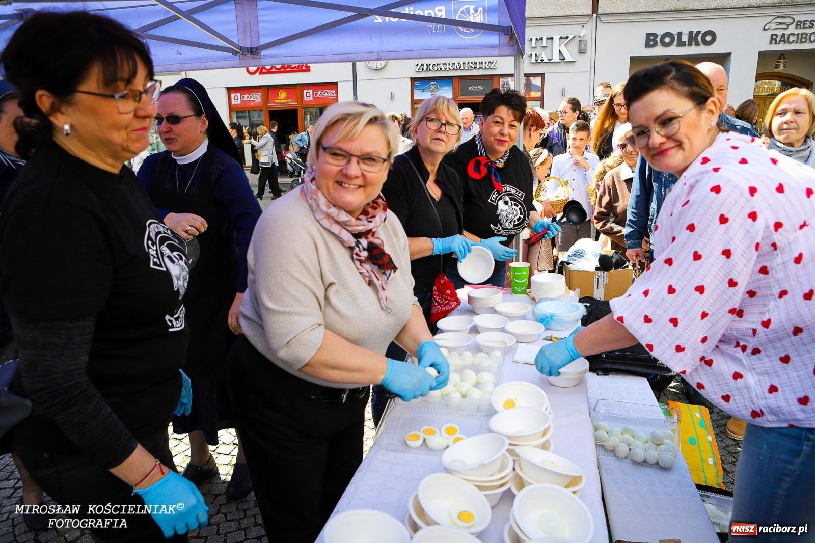 Zdjęcie w galerii na portalu naszraciborz.pl: Wspólna modlitwa, święcenie pokarmów, zapach pysznego żurku i rodzinna atmosfera na raciborskim Rynku [FOTO i WIDEO] wiadomości z regionu
