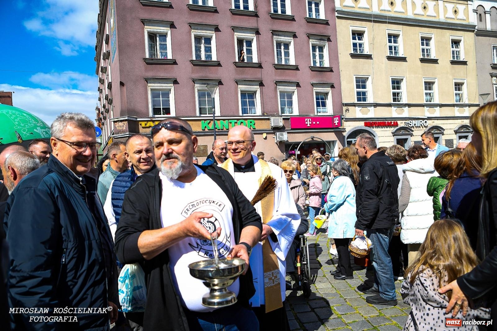 Zdjęcie w galerii na portalu naszraciborz.pl: Wspólna modlitwa, święcenie pokarmów, zapach pysznego żurku i rodzinna atmosfera na raciborskim Rynku [FOTO i WIDEO] wiadomości z regionu
