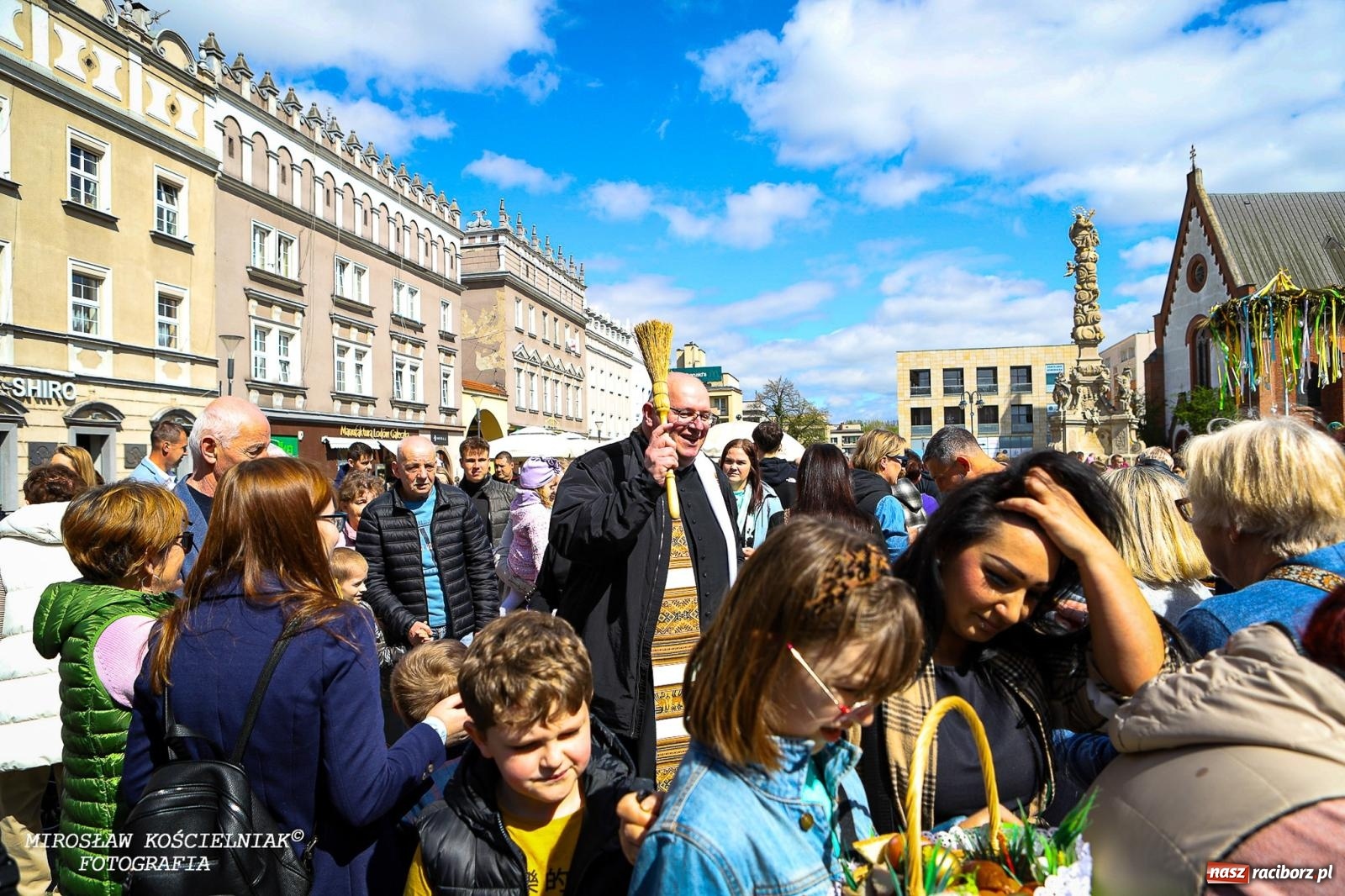 Zdjęcie w galerii na portalu naszraciborz.pl: Wspólna modlitwa, święcenie pokarmów, zapach pysznego żurku i rodzinna atmosfera na raciborskim Rynku [FOTO i WIDEO] wiadomości z regionu