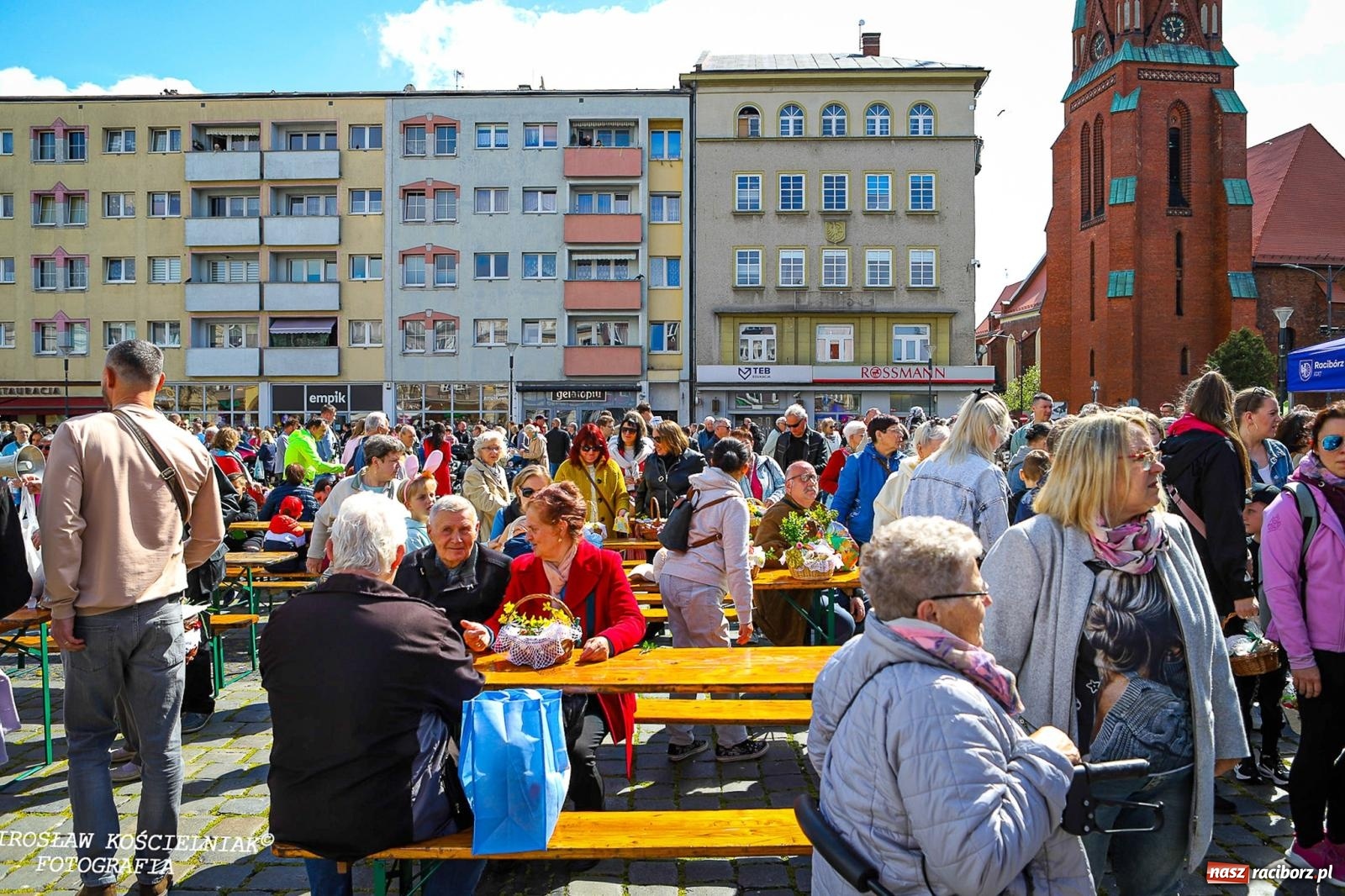 Zdjęcie w galerii na portalu naszraciborz.pl: Wspólna modlitwa, święcenie pokarmów, zapach pysznego żurku i rodzinna atmosfera na raciborskim Rynku [FOTO i WIDEO] wiadomości z regionu