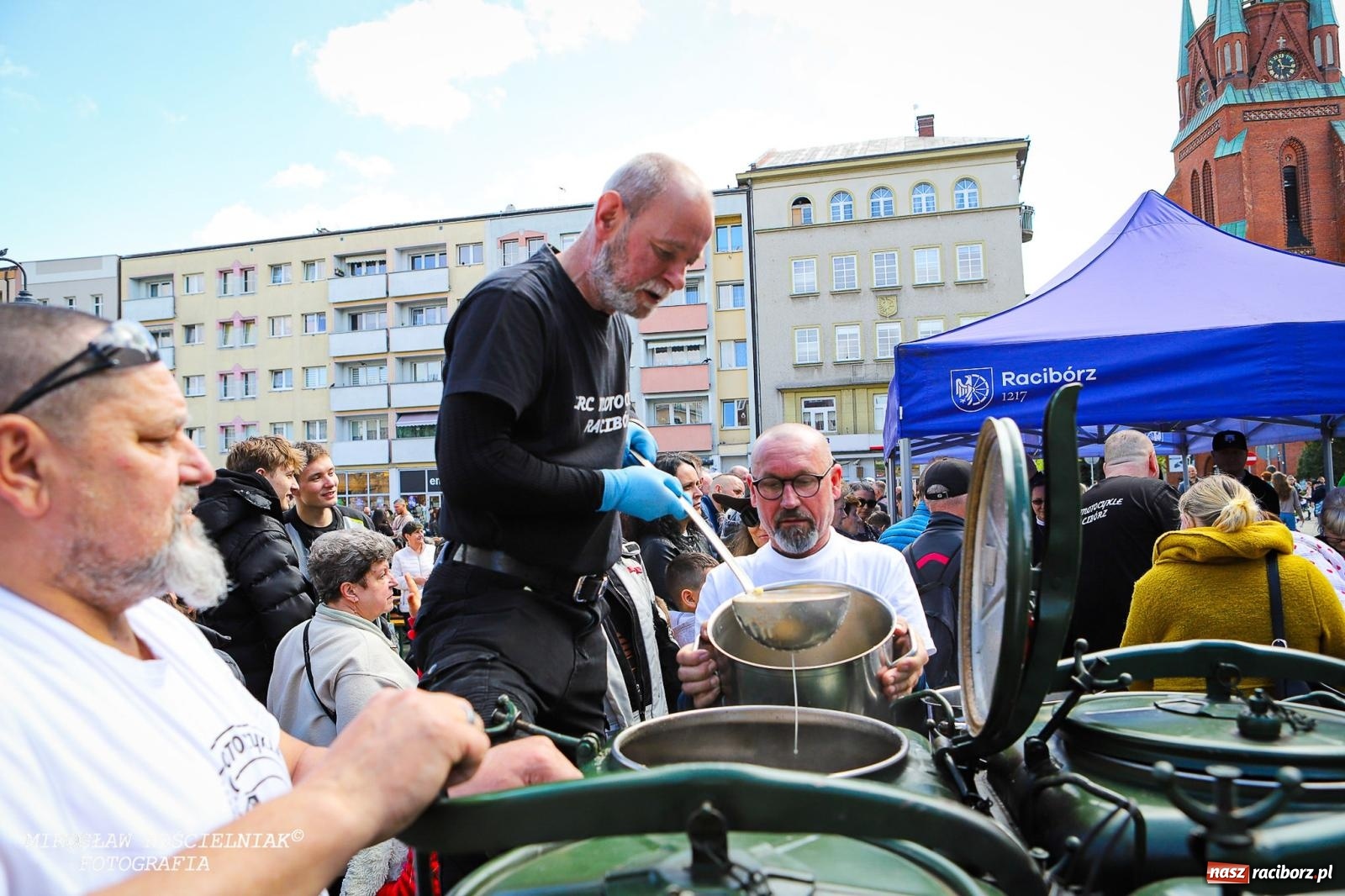 Zdjęcie w galerii na portalu naszraciborz.pl: Wspólna modlitwa, święcenie pokarmów, zapach pysznego żurku i rodzinna atmosfera na raciborskim Rynku [FOTO i WIDEO] wiadomości z regionu