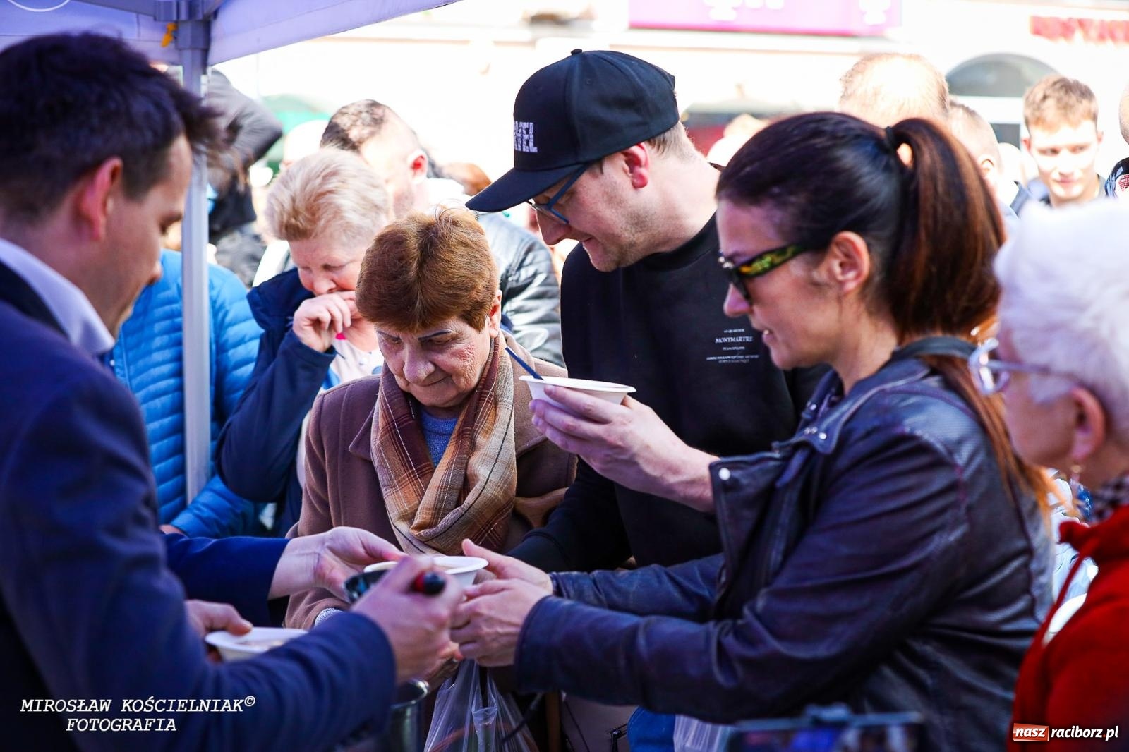 Zdjęcie w galerii na portalu naszraciborz.pl: Wspólna modlitwa, święcenie pokarmów, zapach pysznego żurku i rodzinna atmosfera na raciborskim Rynku [FOTO i WIDEO] wiadomości z regionu