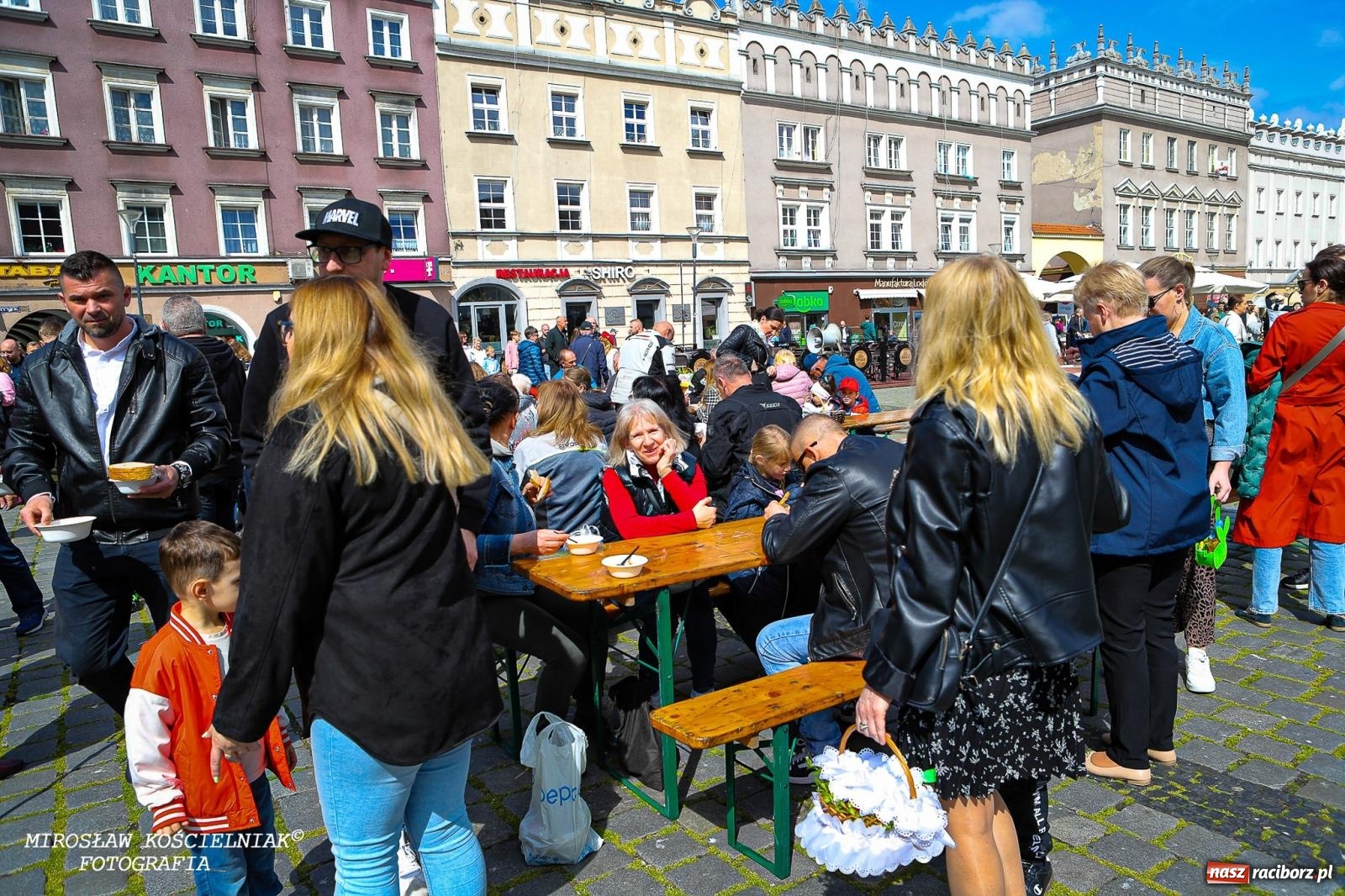 Zdjęcie w galerii na portalu naszraciborz.pl: Wspólna modlitwa, święcenie pokarmów, zapach pysznego żurku i rodzinna atmosfera na raciborskim Rynku [FOTO i WIDEO] wiadomości z regionu