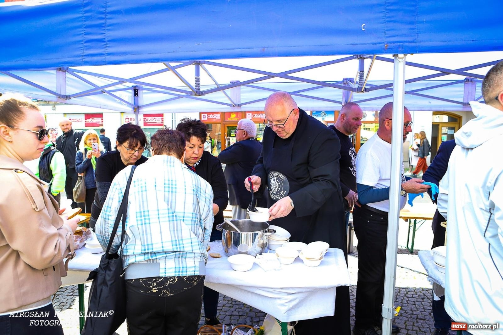 Zdjęcie w galerii na portalu naszraciborz.pl: Wspólna modlitwa, święcenie pokarmów, zapach pysznego żurku i rodzinna atmosfera na raciborskim Rynku [FOTO i WIDEO] wiadomości z regionu