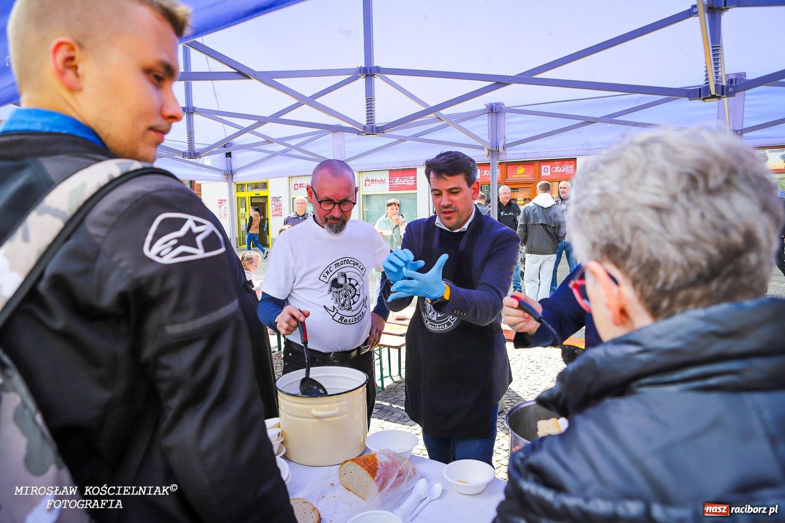 Zdjęcie w galerii na portalu naszraciborz.pl: Wspólna modlitwa, święcenie pokarmów, zapach pysznego żurku i rodzinna atmosfera na raciborskim Rynku [FOTO i WIDEO] wiadomości z regionu