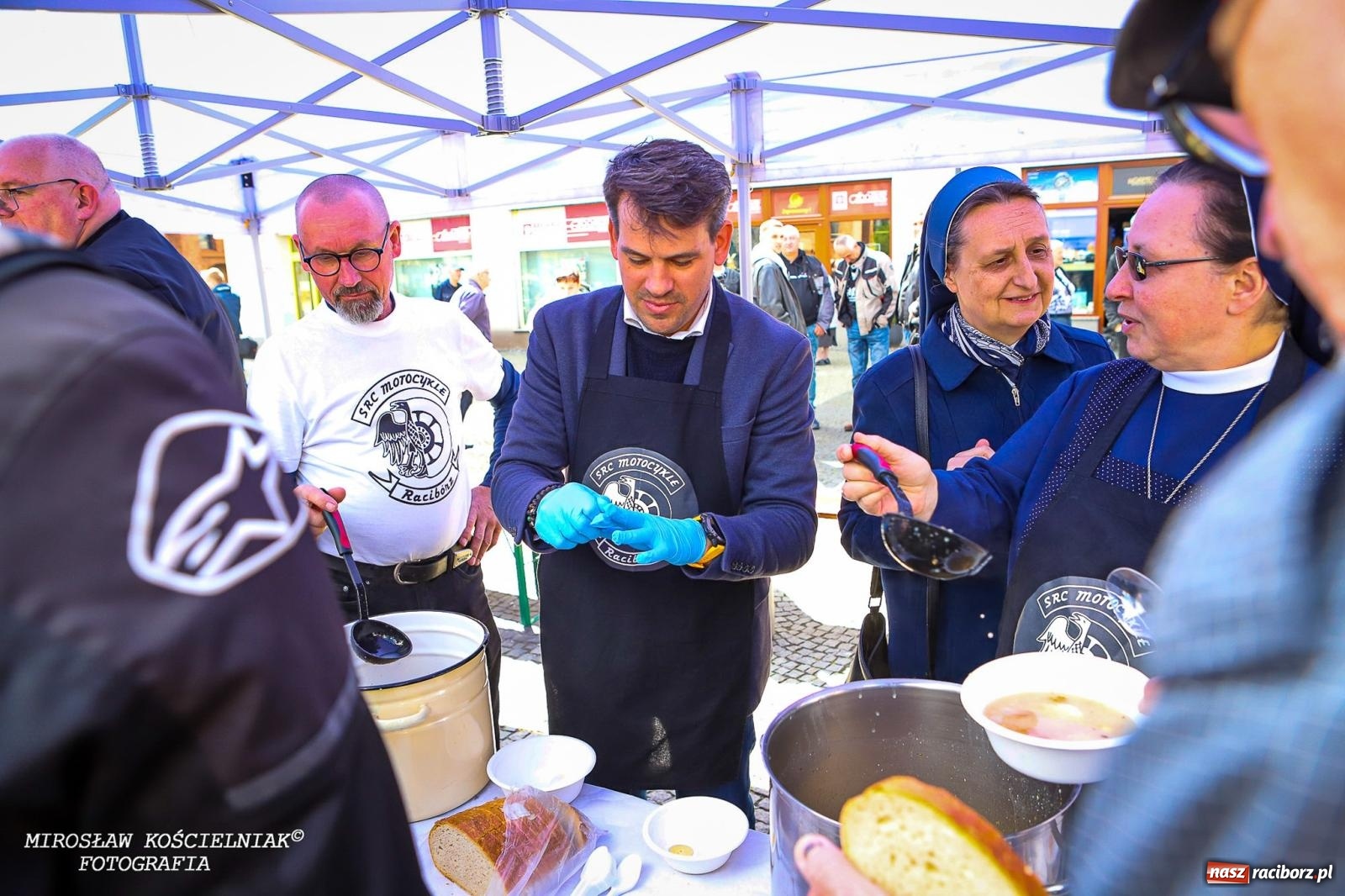 Zdjęcie w galerii na portalu naszraciborz.pl: Wspólna modlitwa, święcenie pokarmów, zapach pysznego żurku i rodzinna atmosfera na raciborskim Rynku [FOTO i WIDEO] wiadomości z regionu
