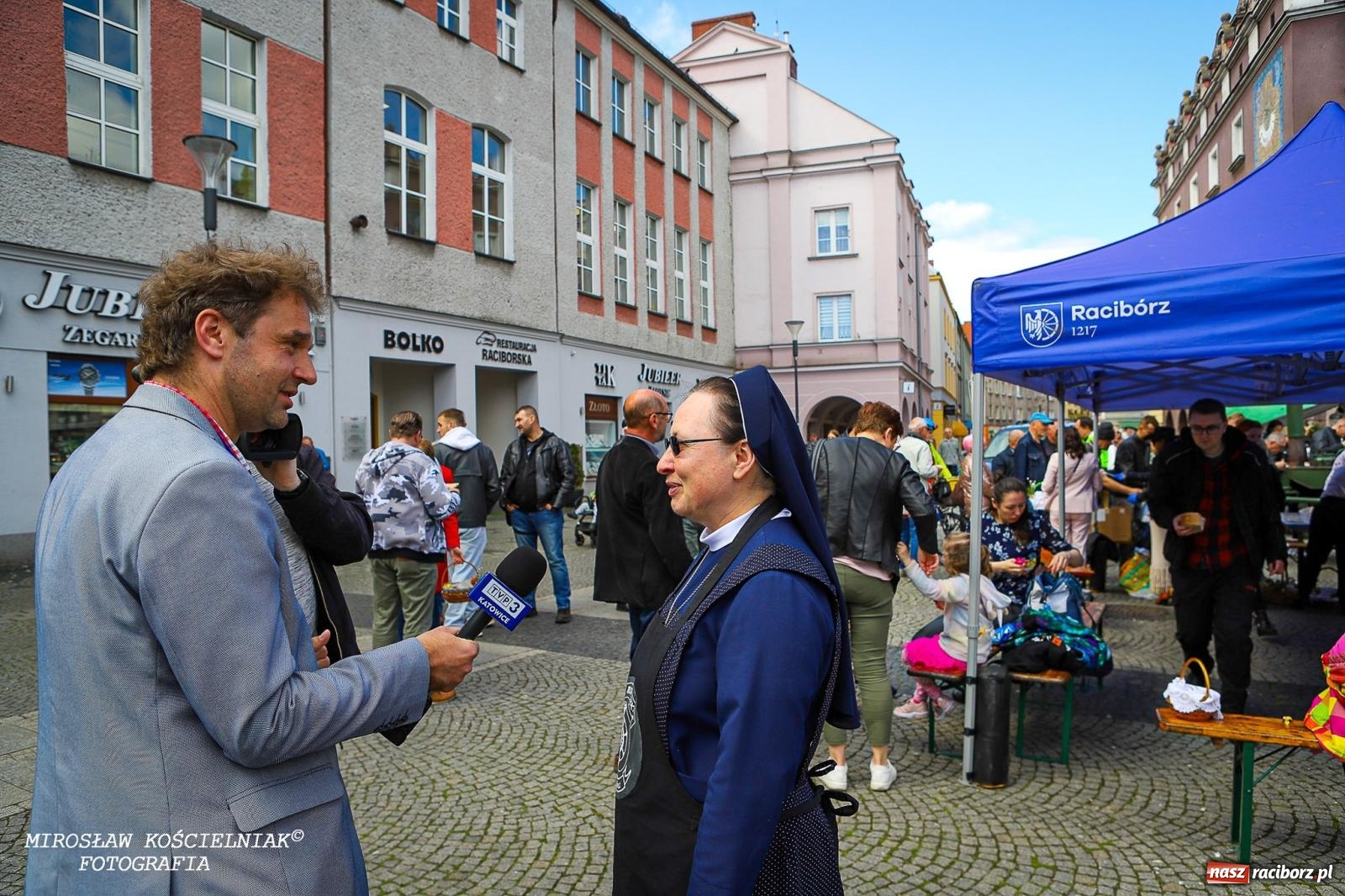 Zdjęcie w galerii na portalu naszraciborz.pl: Wspólna modlitwa, święcenie pokarmów, zapach pysznego żurku i rodzinna atmosfera na raciborskim Rynku [FOTO i WIDEO] wiadomości z regionu