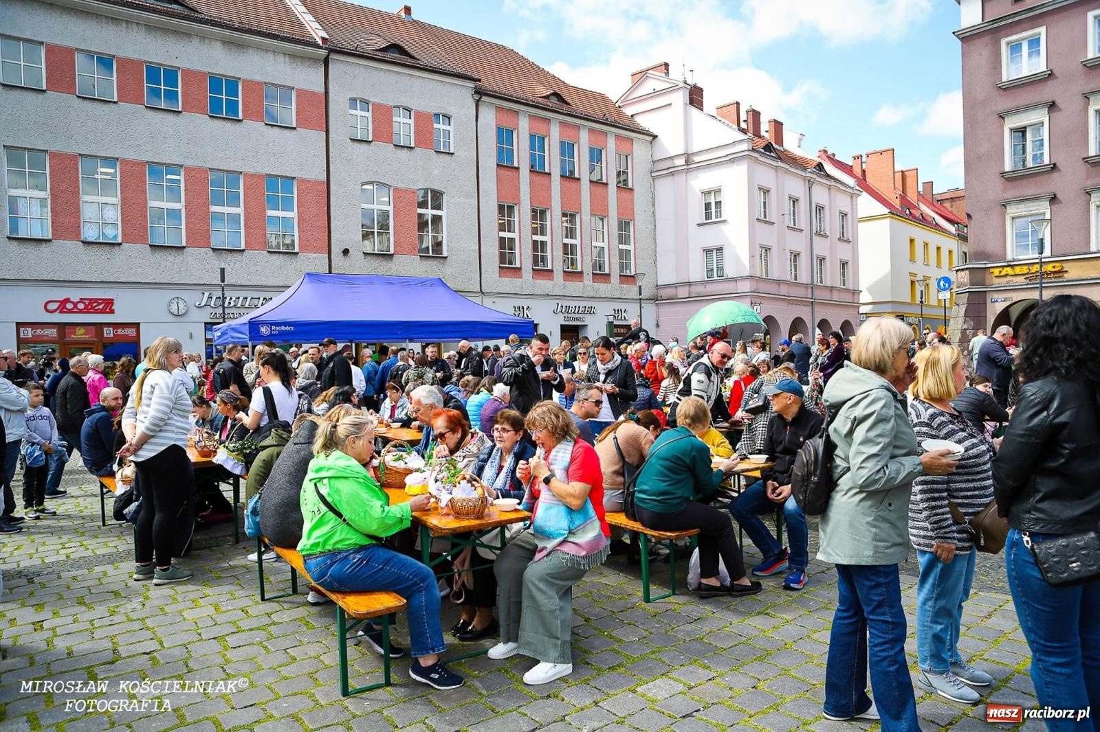 Zdjęcie w galerii na portalu naszraciborz.pl: Wspólna modlitwa, święcenie pokarmów, zapach pysznego żurku i rodzinna atmosfera na raciborskim Rynku [FOTO i WIDEO] wiadomości z regionu