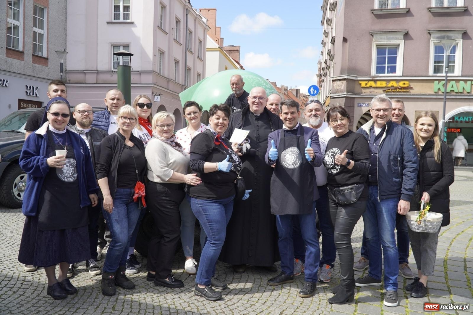 Zdjęcie w galerii na portalu naszraciborz.pl: Wspólna modlitwa, święcenie pokarmów, zapach pysznego żurku i rodzinna atmosfera na raciborskim Rynku [FOTO i WIDEO] wiadomości z regionu