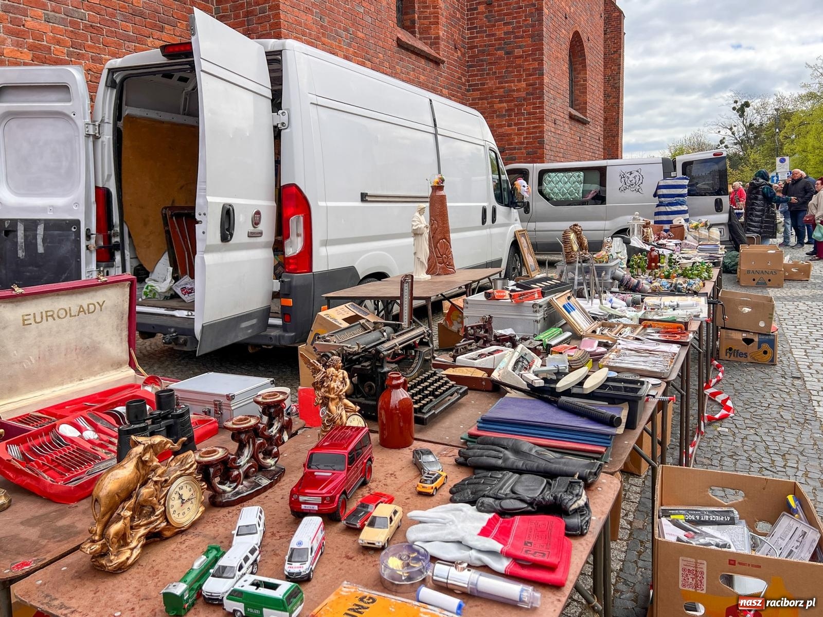 Zdjęcie w galerii na portalu naszraciborz.pl: Raciborski targ staroci ze smutnym akcentem  wiadomości z regionu