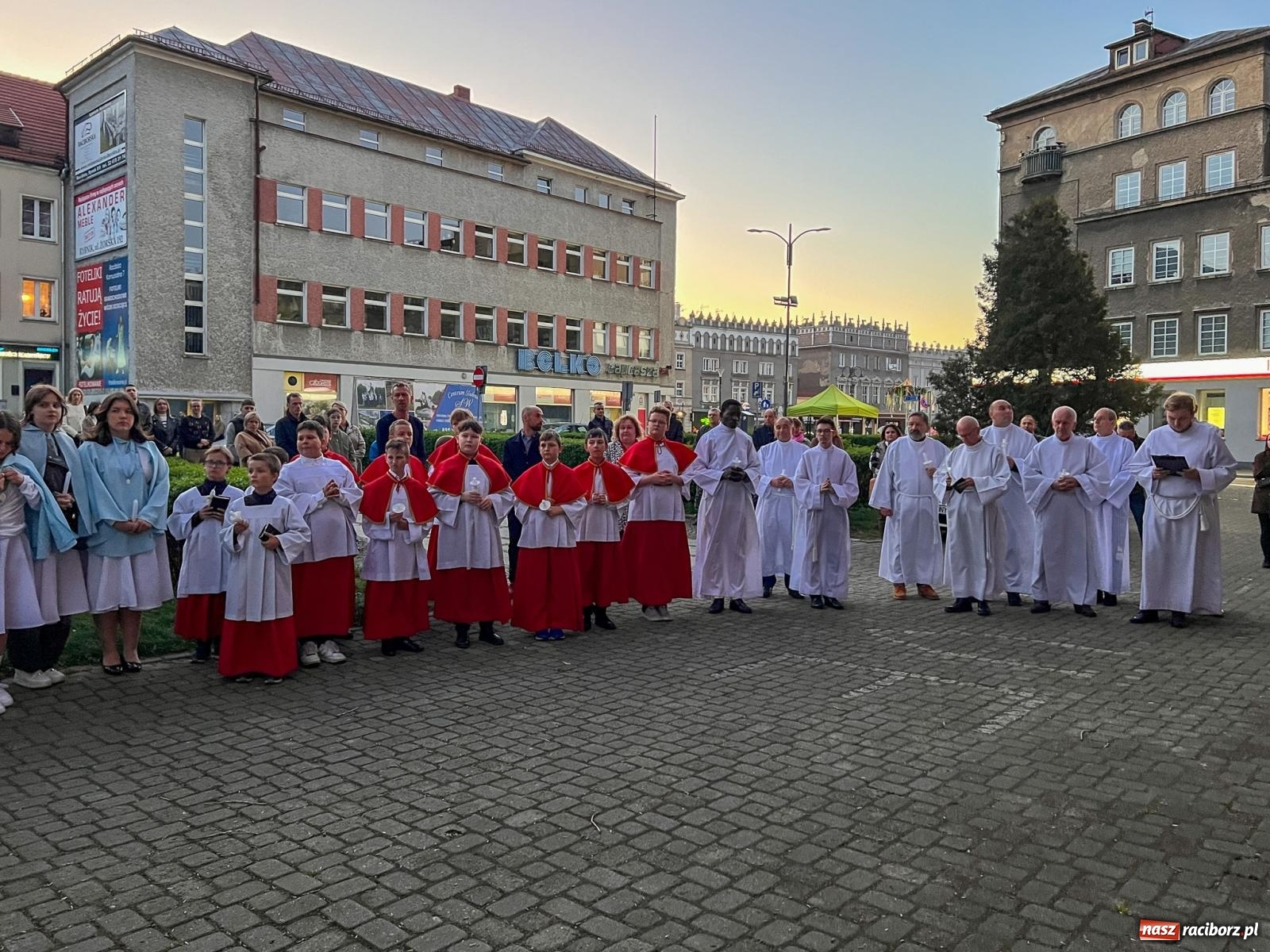 Zdjęcie w galerii na portalu naszraciborz.pl: Światło Chrystusa z serca Raciborza: Wigilia Paschalna w kościele WNMP [WIDEO] wiadomości z regionu