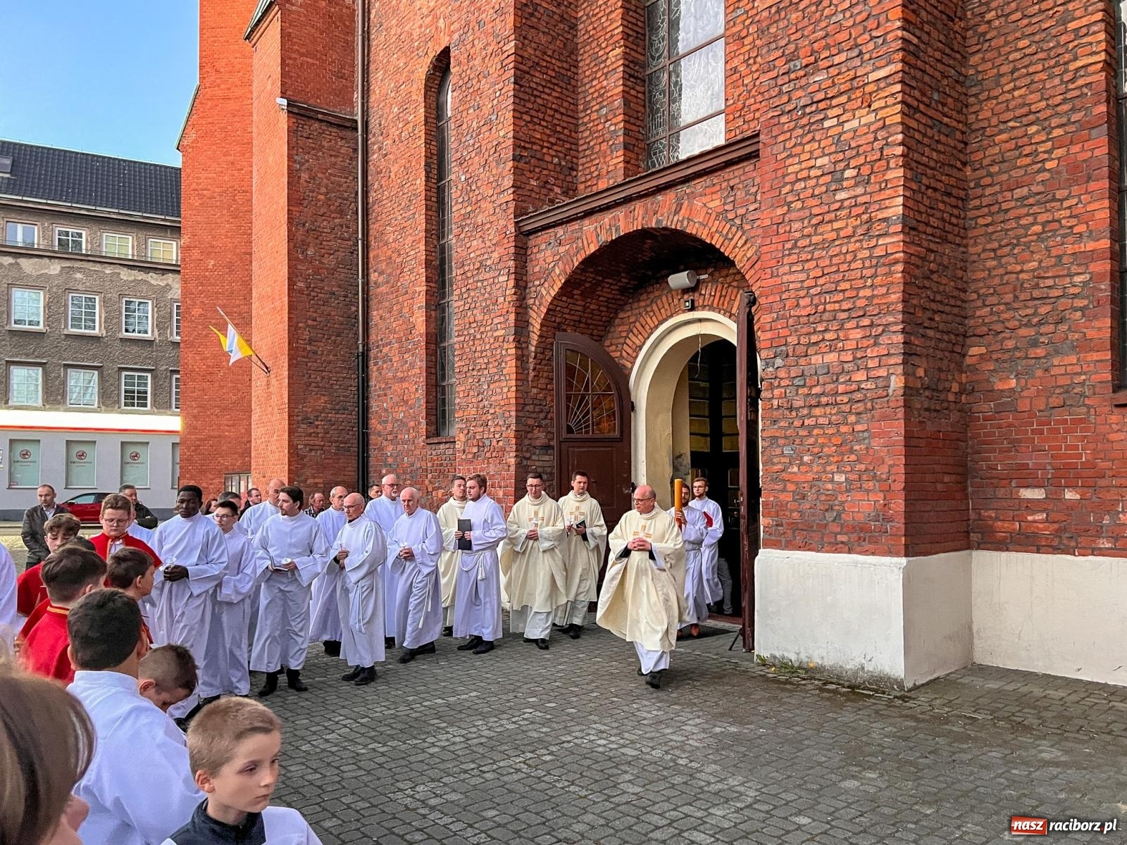 Zdjęcie w galerii na portalu naszraciborz.pl: Światło Chrystusa z serca Raciborza: Wigilia Paschalna w kościele WNMP [WIDEO] wiadomości z regionu