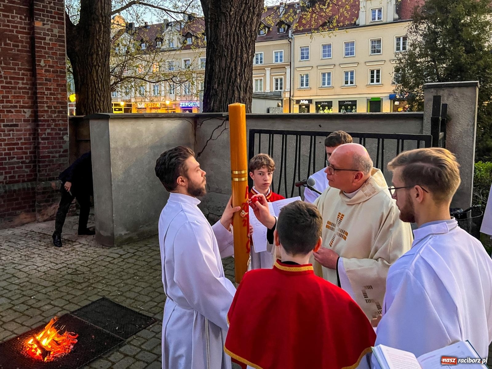 Zdjęcie w galerii na portalu naszraciborz.pl: Światło Chrystusa z serca Raciborza: Wigilia Paschalna w kościele WNMP [WIDEO] wiadomości z regionu