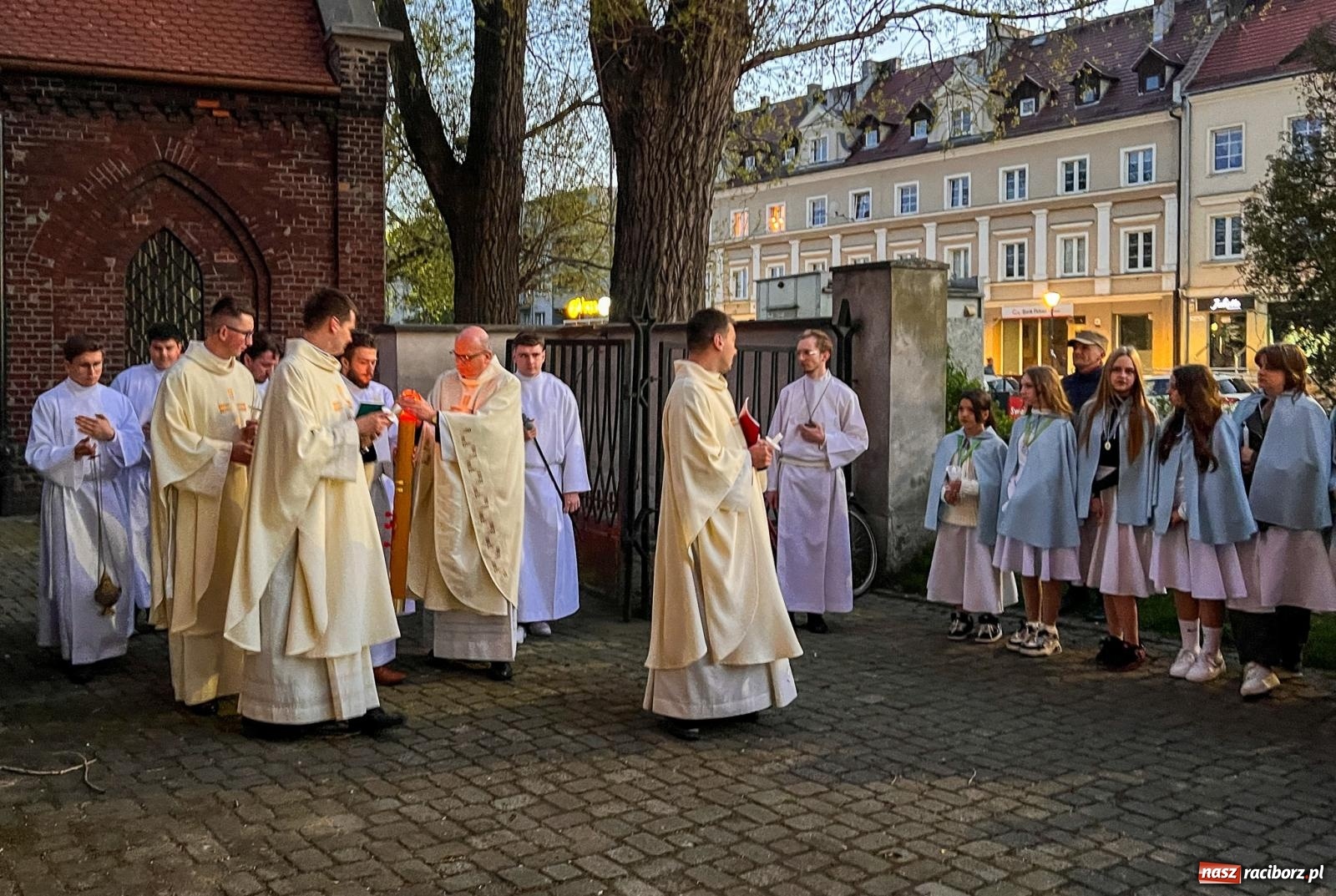 Zdjęcie w galerii na portalu naszraciborz.pl: Światło Chrystusa z serca Raciborza: Wigilia Paschalna w kościele WNMP [WIDEO] wiadomości z regionu