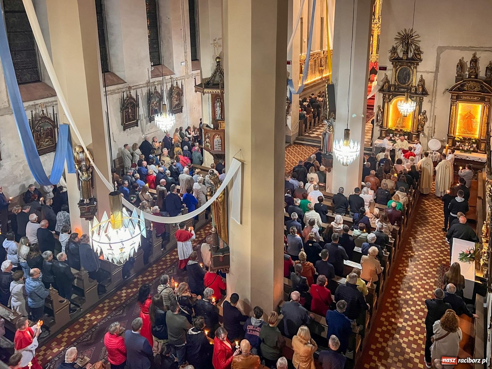 Zdjęcie w galerii na portalu naszraciborz.pl: Światło Chrystusa z serca Raciborza: Wigilia Paschalna w kościele WNMP [WIDEO] wiadomości z regionu