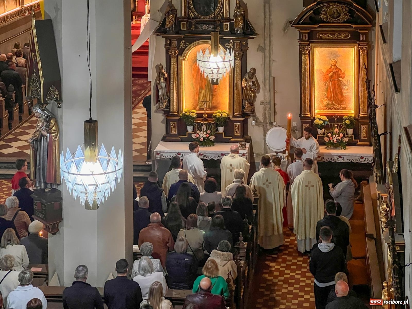 Zdjęcie w galerii na portalu naszraciborz.pl: Światło Chrystusa z serca Raciborza: Wigilia Paschalna w kościele WNMP [WIDEO] wiadomości z regionu