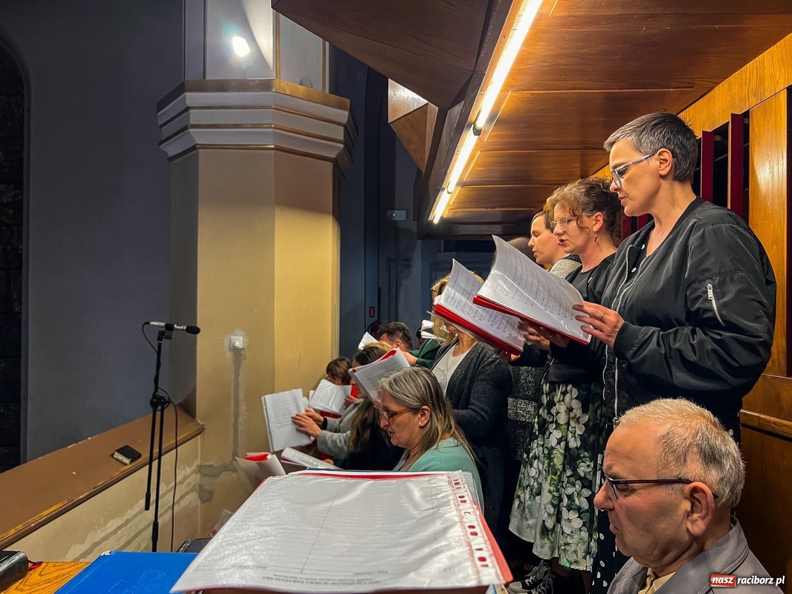 Zdjęcie w galerii na portalu naszraciborz.pl: Światło Chrystusa z serca Raciborza: Wigilia Paschalna w kościele WNMP [WIDEO] wiadomości z regionu