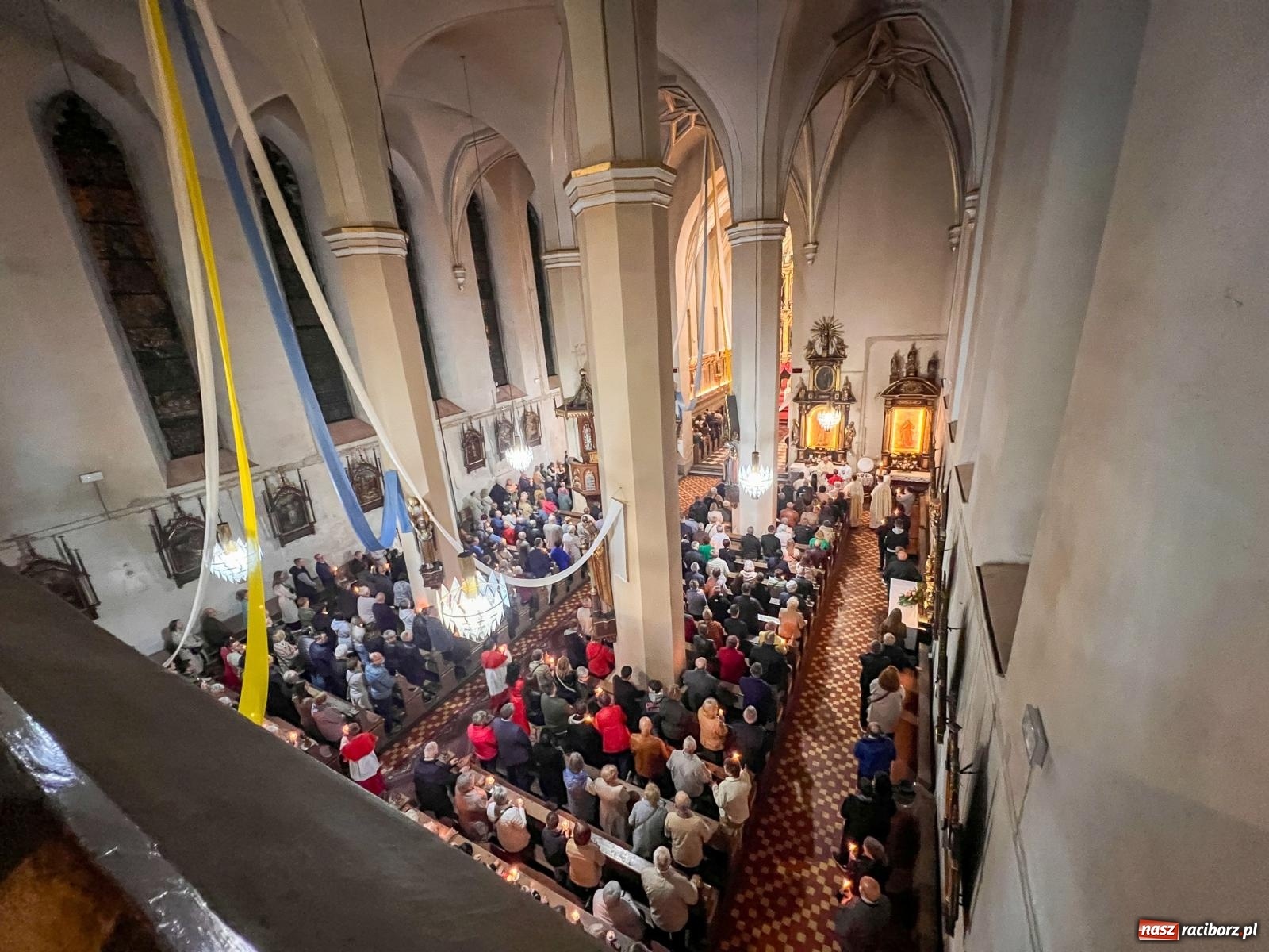 Zdjęcie w galerii na portalu naszraciborz.pl: Światło Chrystusa z serca Raciborza: Wigilia Paschalna w kościele WNMP [WIDEO] wiadomości z regionu
