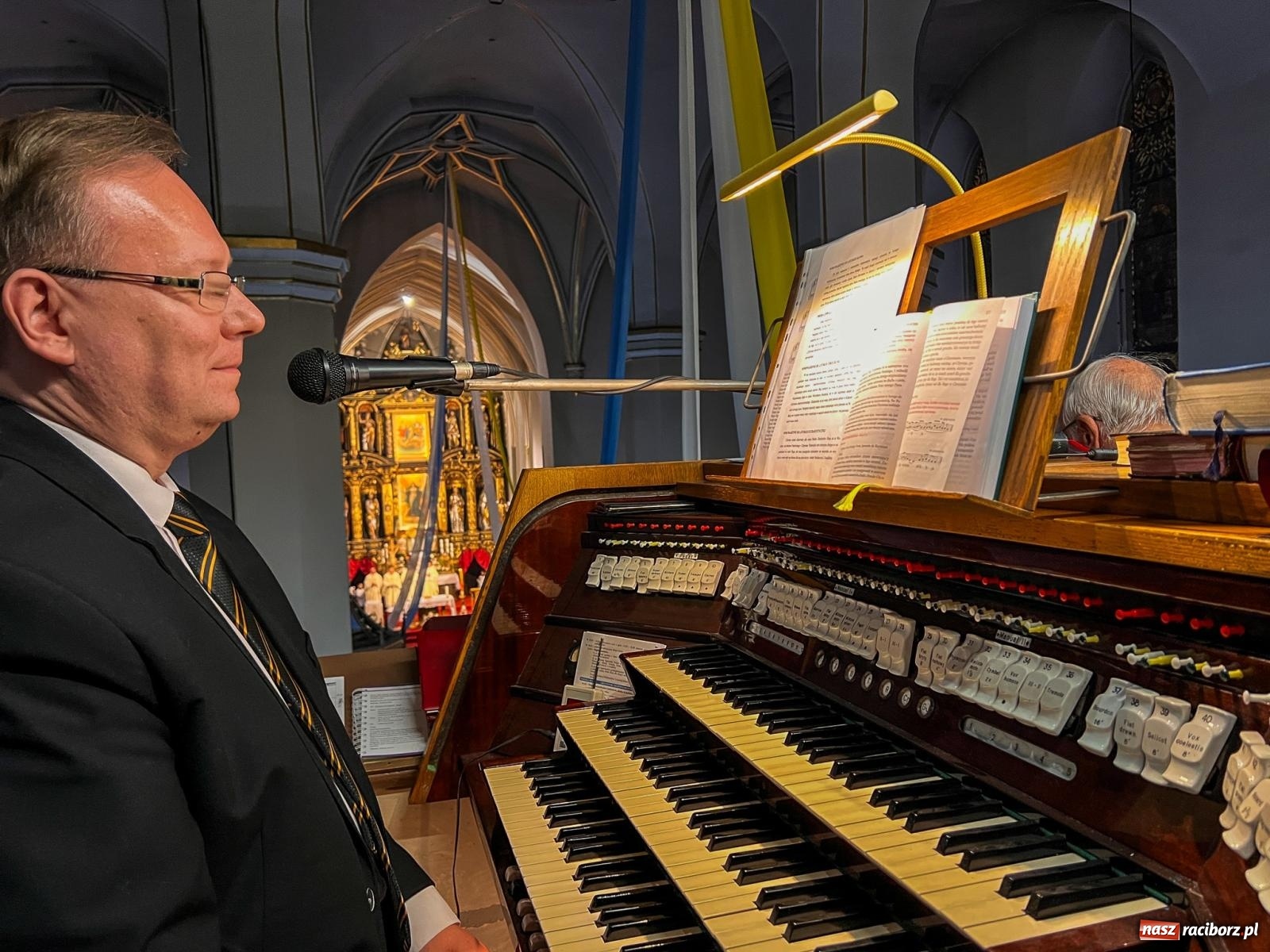 Zdjęcie w galerii na portalu naszraciborz.pl: Światło Chrystusa z serca Raciborza: Wigilia Paschalna w kościele WNMP [WIDEO] wiadomości z regionu