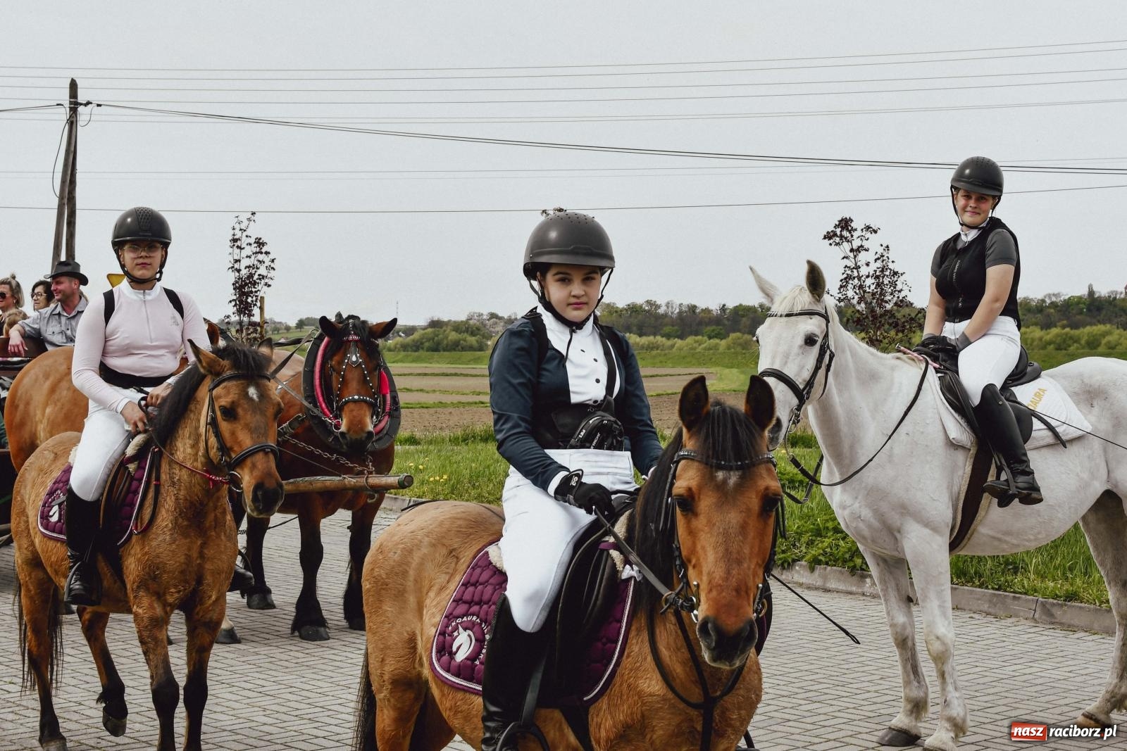 Zdjęcie w galerii na portalu naszraciborz.pl: Z wiarą przez pola – konna procesja wielkanocna w Zawadzie Książęcej [FOTO i WIDEO] wiadomości z regionu