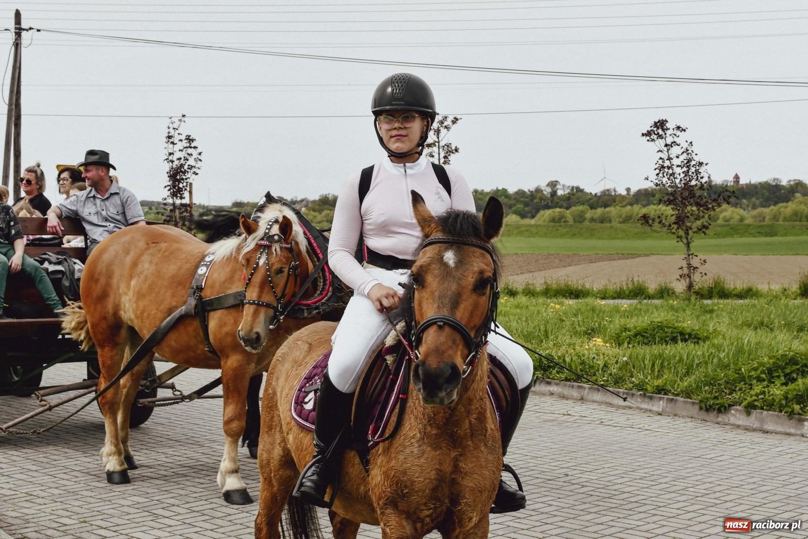 Zdjęcie w galerii na portalu naszraciborz.pl: Z wiarą przez pola – konna procesja wielkanocna w Zawadzie Książęcej [FOTO i WIDEO] wiadomości z regionu
