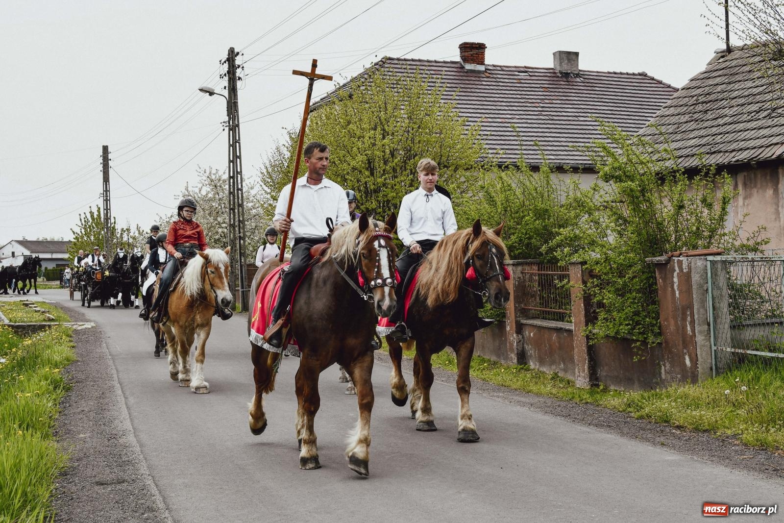 Zdjęcie w galerii na portalu naszraciborz.pl: Z wiarą przez pola – konna procesja wielkanocna w Zawadzie Książęcej [FOTO i WIDEO] wiadomości z regionu