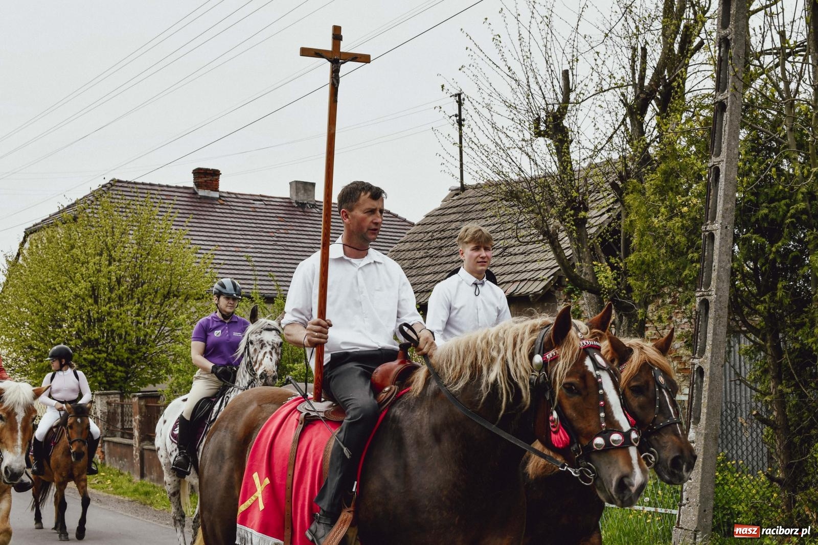 Zdjęcie w galerii na portalu naszraciborz.pl: Z wiarą przez pola – konna procesja wielkanocna w Zawadzie Książęcej [FOTO i WIDEO] wiadomości z regionu
