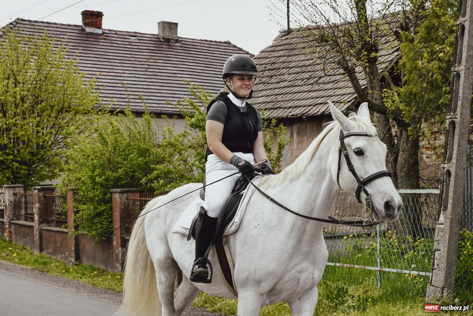 Zdjęcie w galerii na portalu naszraciborz.pl: Z wiarą przez pola – konna procesja wielkanocna w Zawadzie Książęcej [FOTO i WIDEO] wiadomości z regionu