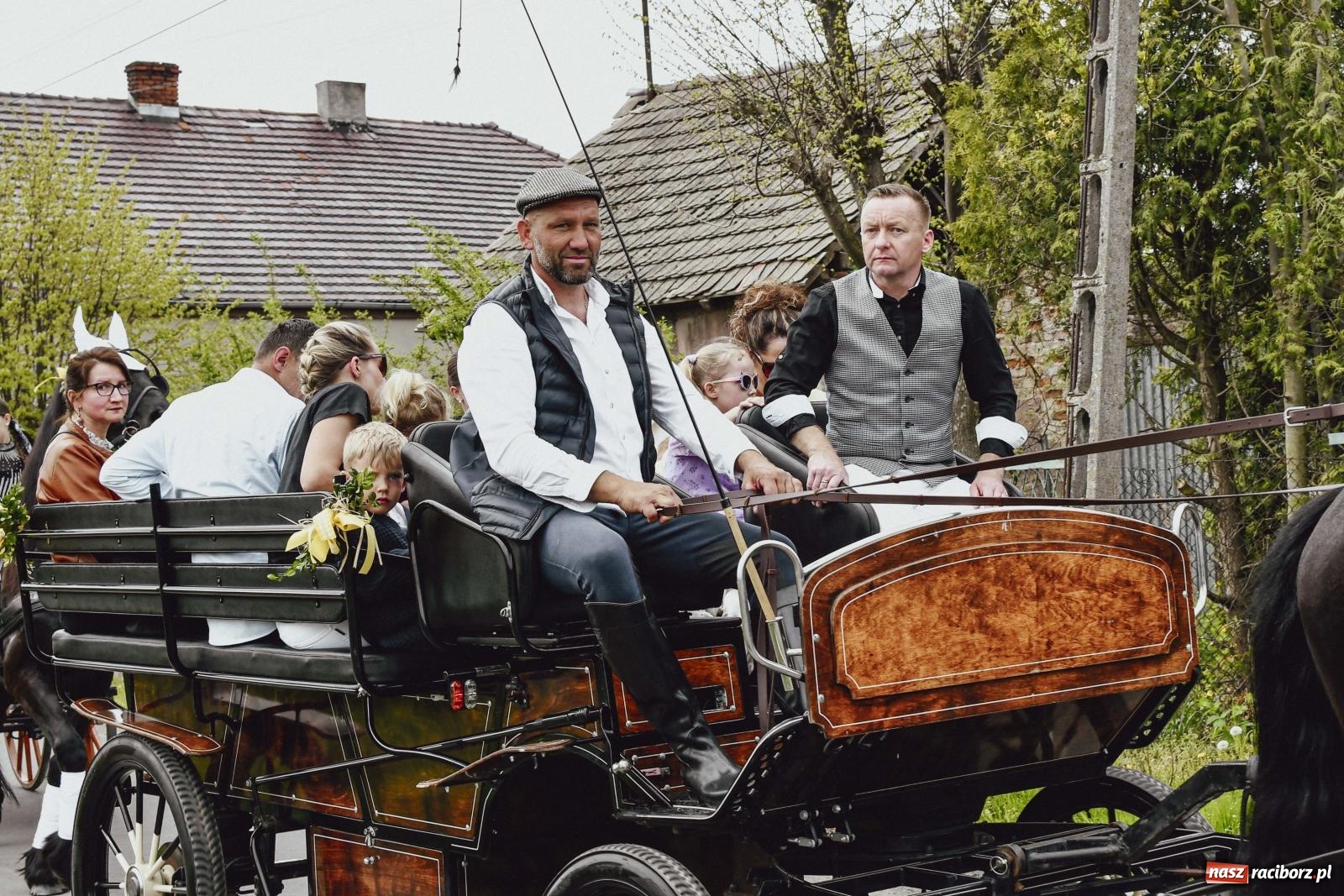 Zdjęcie w galerii na portalu naszraciborz.pl: Z wiarą przez pola – konna procesja wielkanocna w Zawadzie Książęcej [FOTO i WIDEO] wiadomości z regionu