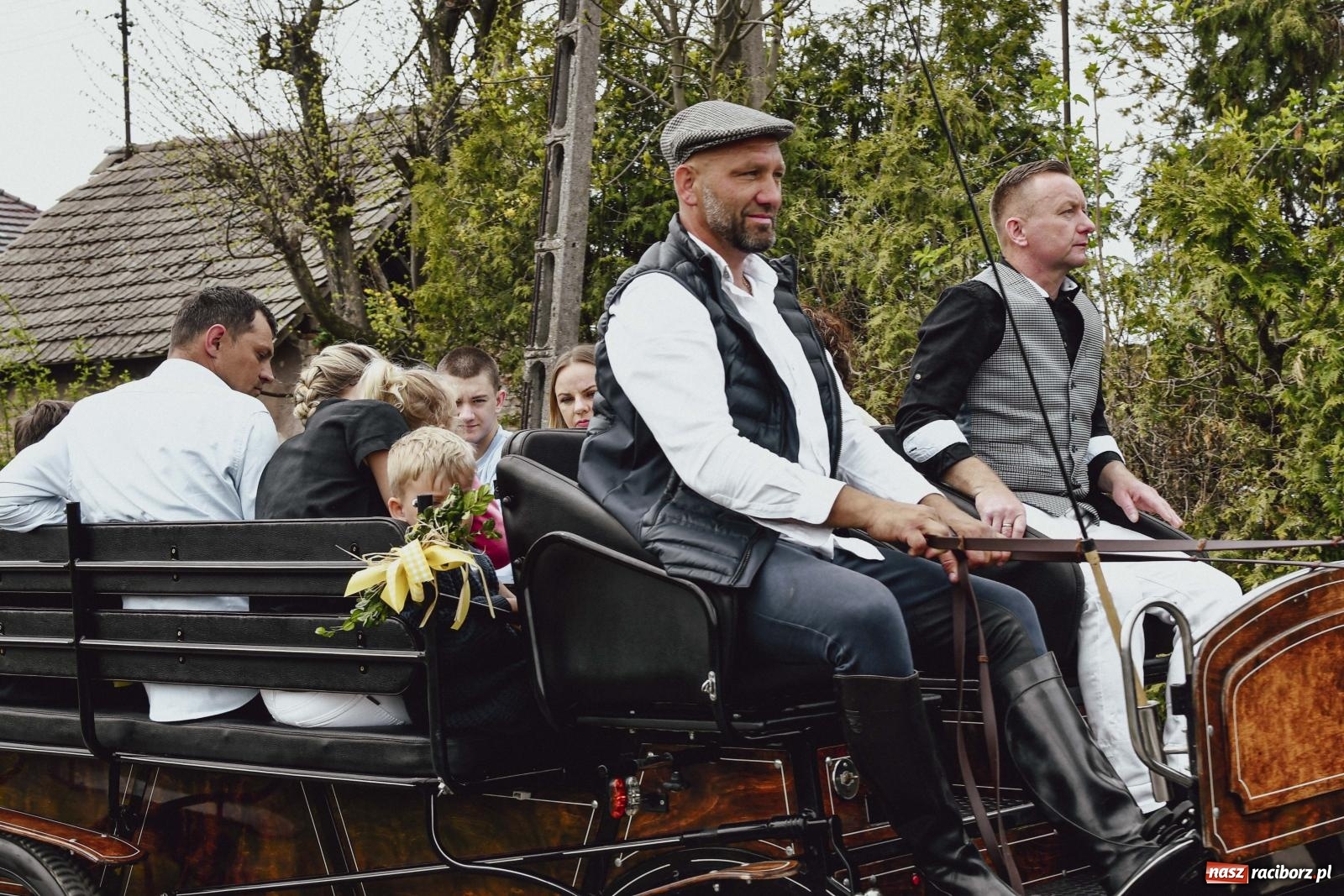 Zdjęcie w galerii na portalu naszraciborz.pl: Z wiarą przez pola – konna procesja wielkanocna w Zawadzie Książęcej [FOTO i WIDEO] wiadomości z regionu