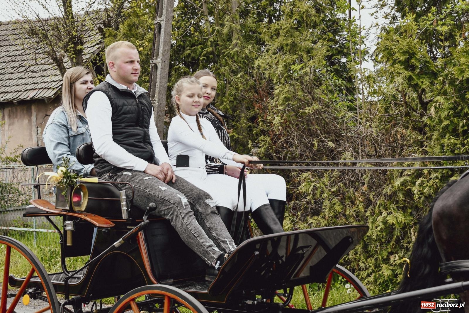 Zdjęcie w galerii na portalu naszraciborz.pl: Z wiarą przez pola – konna procesja wielkanocna w Zawadzie Książęcej [FOTO i WIDEO] wiadomości z regionu