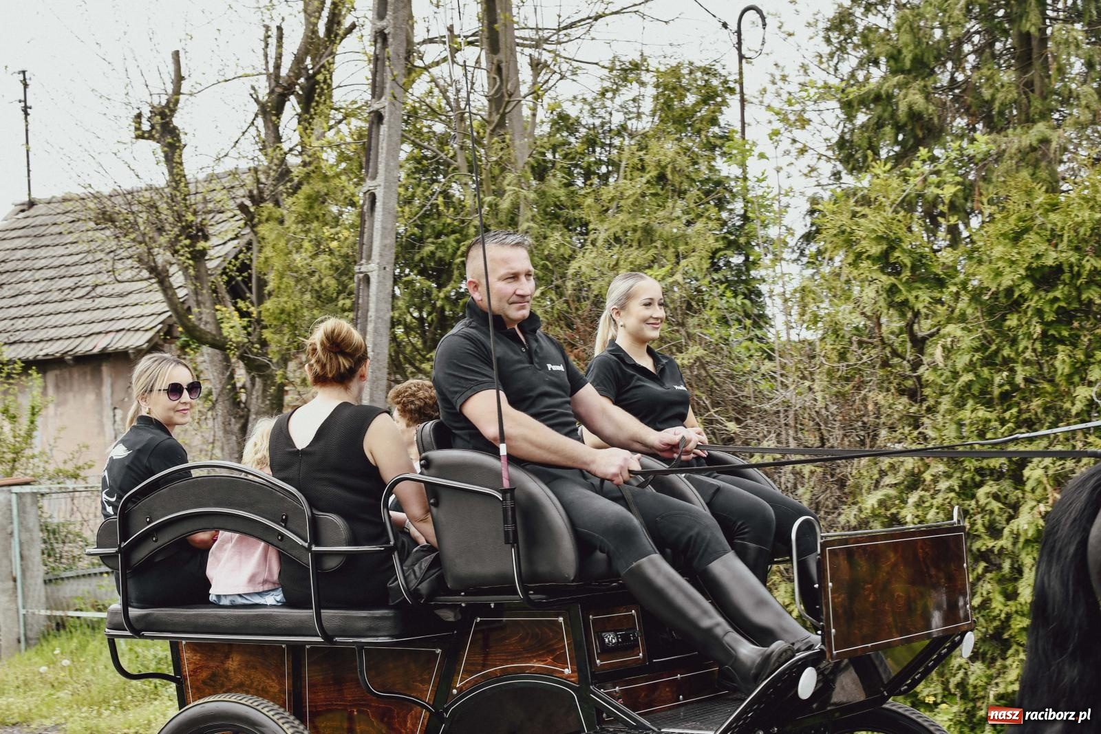 Zdjęcie w galerii na portalu naszraciborz.pl: Z wiarą przez pola – konna procesja wielkanocna w Zawadzie Książęcej [FOTO i WIDEO] wiadomości z regionu