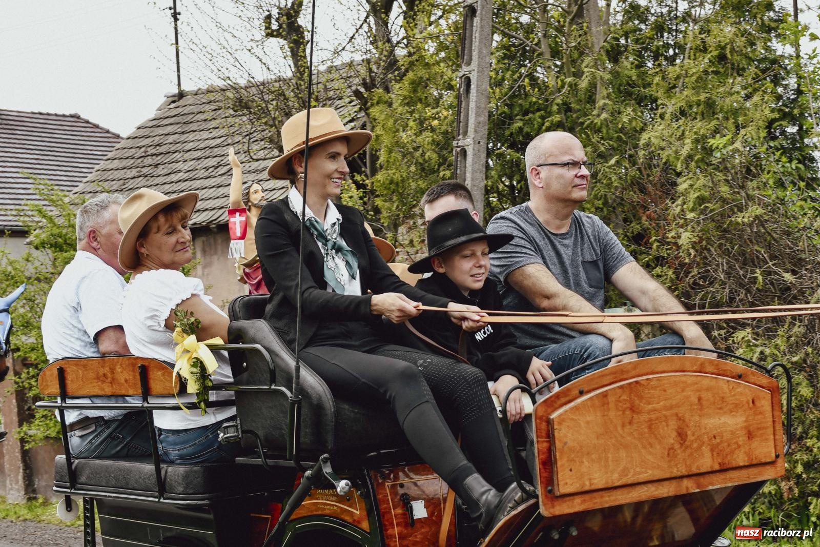 Zdjęcie w galerii na portalu naszraciborz.pl: Z wiarą przez pola – konna procesja wielkanocna w Zawadzie Książęcej [FOTO i WIDEO] wiadomości z regionu