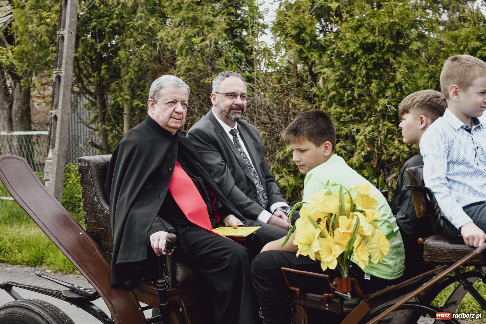 Zdjęcie w galerii na portalu naszraciborz.pl: Z wiarą przez pola – konna procesja wielkanocna w Zawadzie Książęcej [FOTO i WIDEO] wiadomości z regionu