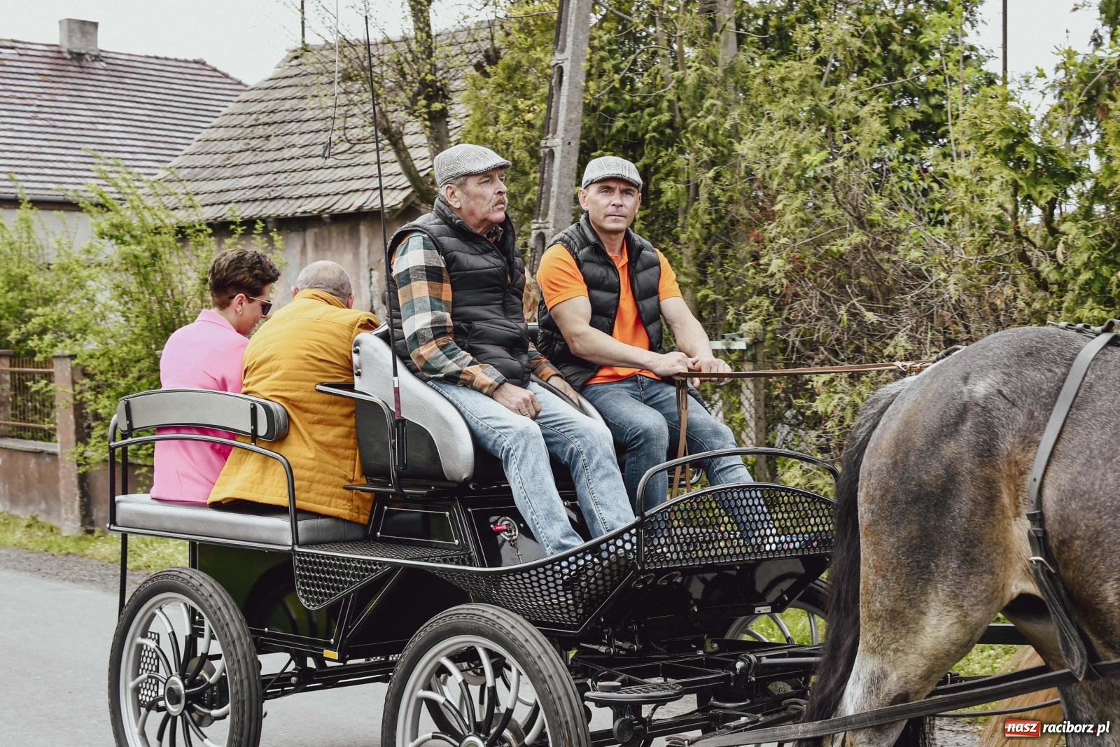 Zdjęcie w galerii na portalu naszraciborz.pl: Z wiarą przez pola – konna procesja wielkanocna w Zawadzie Książęcej [FOTO i WIDEO] wiadomości z regionu