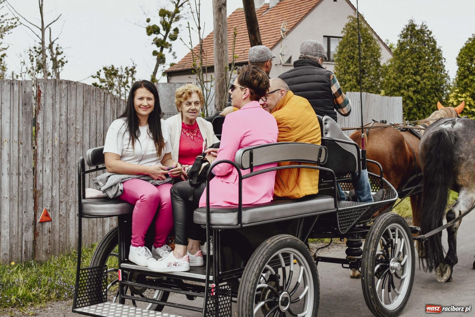 Zdjęcie w galerii na portalu naszraciborz.pl: Z wiarą przez pola – konna procesja wielkanocna w Zawadzie Książęcej [FOTO i WIDEO] wiadomości z regionu