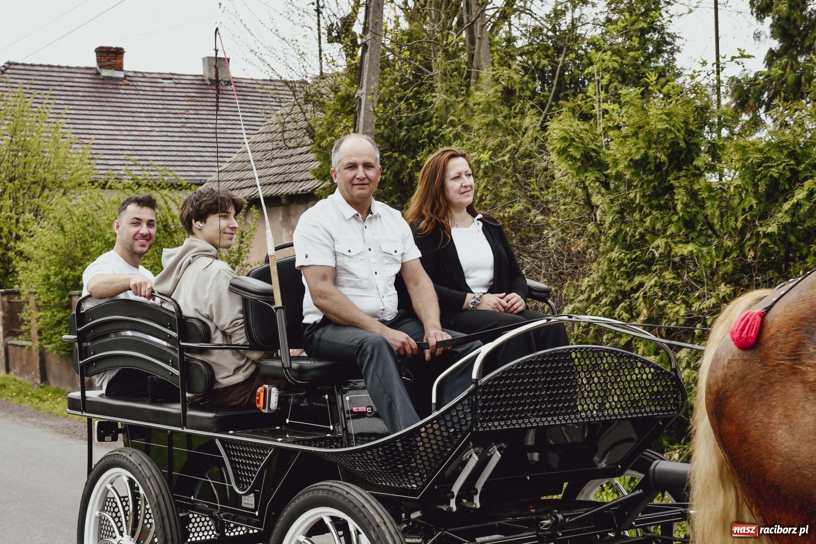 Zdjęcie w galerii na portalu naszraciborz.pl: Z wiarą przez pola – konna procesja wielkanocna w Zawadzie Książęcej [FOTO i WIDEO] wiadomości z regionu
