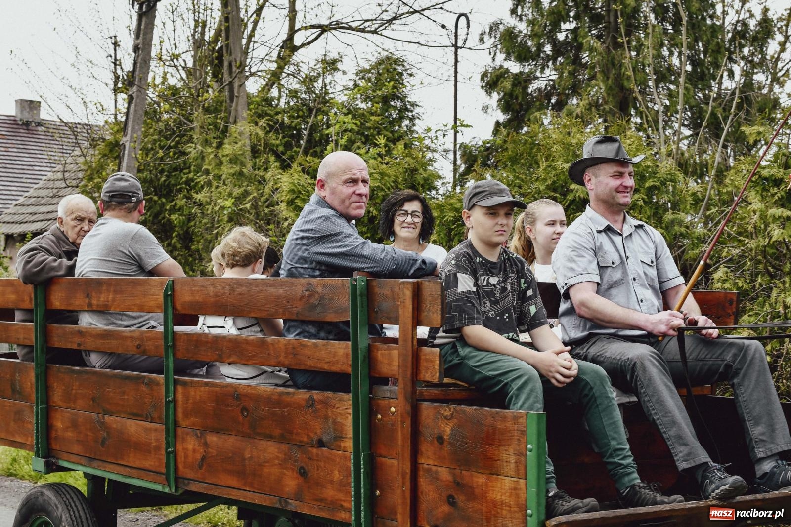 Zdjęcie w galerii na portalu naszraciborz.pl: Z wiarą przez pola – konna procesja wielkanocna w Zawadzie Książęcej [FOTO i WIDEO] wiadomości z regionu
