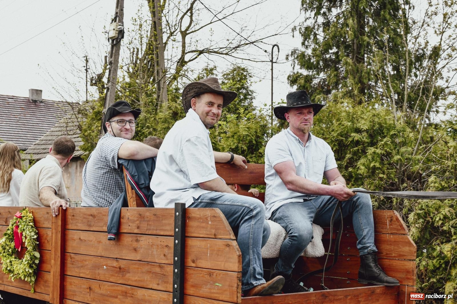 Zdjęcie w galerii na portalu naszraciborz.pl: Z wiarą przez pola – konna procesja wielkanocna w Zawadzie Książęcej [FOTO i WIDEO] wiadomości z regionu