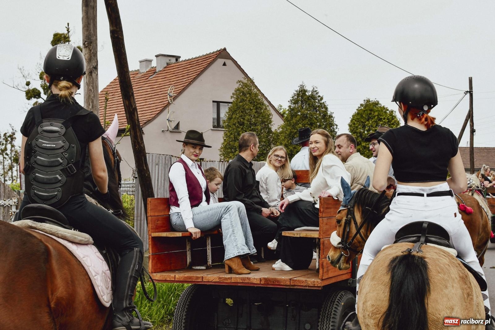 Zdjęcie w galerii na portalu naszraciborz.pl: Z wiarą przez pola – konna procesja wielkanocna w Zawadzie Książęcej [FOTO i WIDEO] wiadomości z regionu